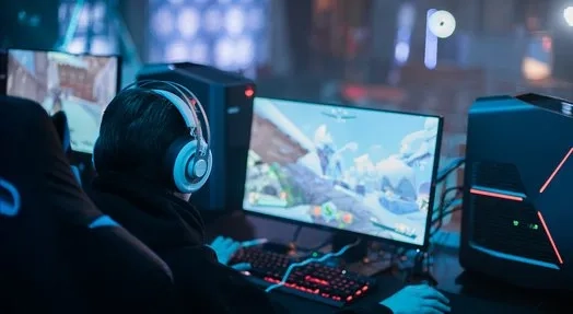 Careers in the esports industry job players looking at screen 