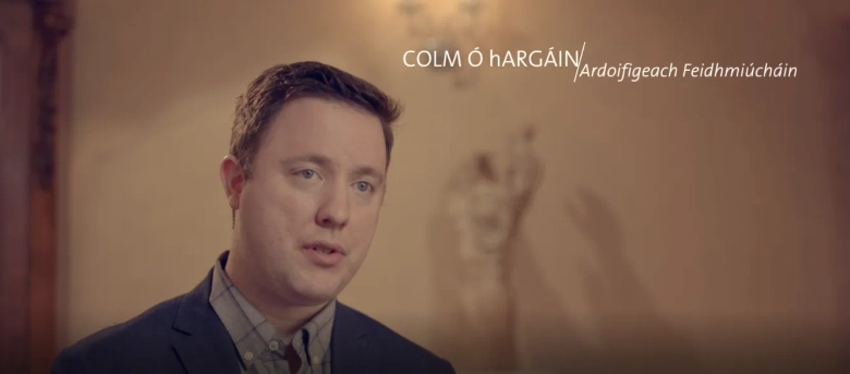 Colm Ó hArgáin, Ardoifigeach Feidhmiúcháin Foras na Gaeilge, speaking in an interview setting.